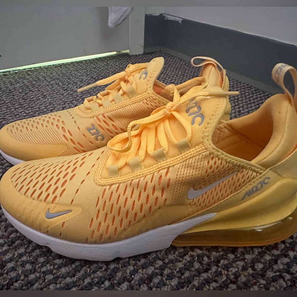 Women Nike 270s all yellow , size 9.5 . Never worn